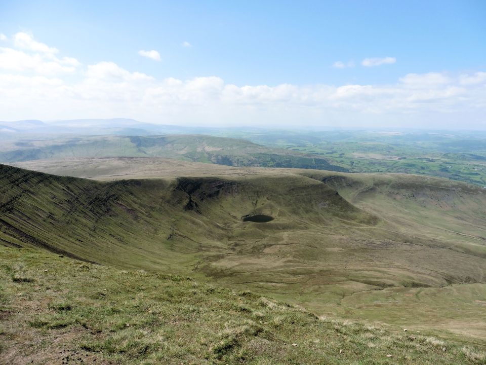 The ridge down from Corn Du with Llyn Cwm Llwch
